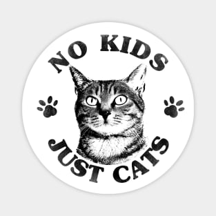 No kids, just cats vintage circle design Magnet